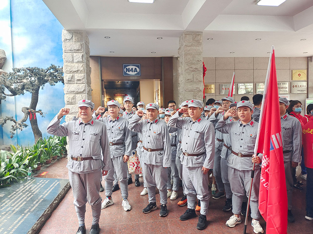 4口岸生长机关支部联合供应链支部赴句容茅山新四军纪念馆开展党史教育活动！！！！Ｔ谛滤木湍罟菡构荽筇，全体党员面临党旗，高举右手重温入党誓词，再次体会作为一名共产党员的责任感和使命感！！！！.jpg